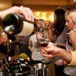 wine_pouring_at_station.255x255